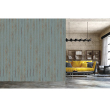 Dekoratives Wohnzimmer mit Tapete in Wellblechoptik und gelbem Sofa