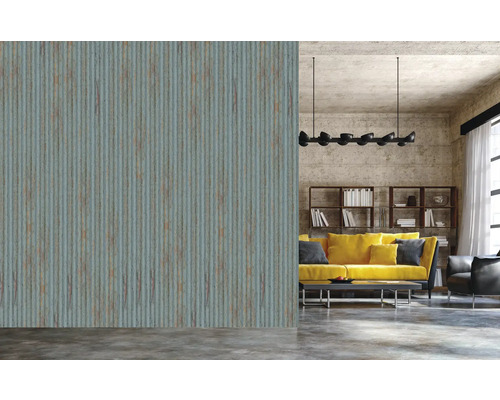 Dekoratives Wohnzimmer mit Tapete in Wellblechoptik und gelbem Sofa