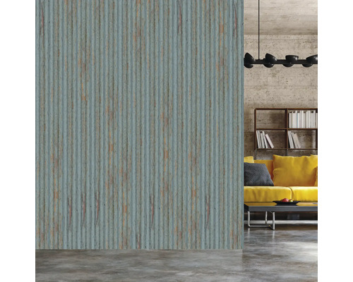 Wohnraum mit Wandtapete in Holzoptik und Einrichtung