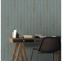 Büroszene mit Schreibtisch, Stuhl und Holzvertäfelungstapete