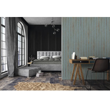 Schlafzimmer mit Bett, Schreibtisch und gemusterter Tapete