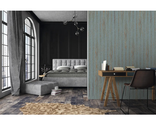 Schlafzimmer mit Bett, Schreibtisch und gemusterter Tapete