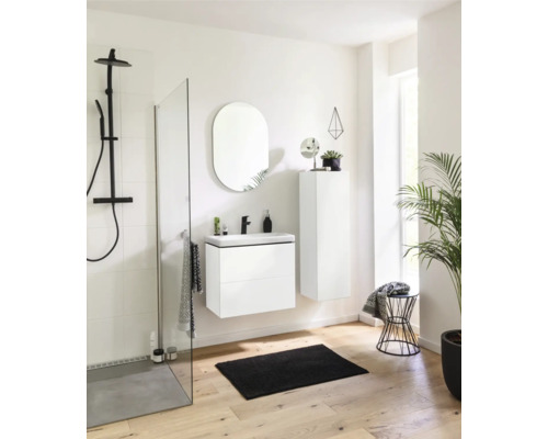 Modernes Badezimmer mit Dusche, Waschtisch, Spiegel und Schrank