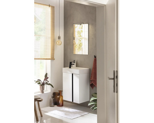 Helles Badezimmer mit Waschbeckenunterschrank, Spiegel und Dekoration