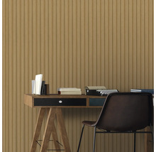 Schreibtisch mit Büchern, Schreibmaschine und Stuhl vor einer Wandpaneel