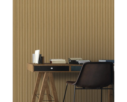 Schreibtisch mit Büchern, Schreibmaschine und Stuhl vor einer Wandpaneel