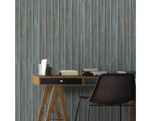 Büroszene mit Schreibtisch, Stuhl und einer Holzvertäfelungstapete