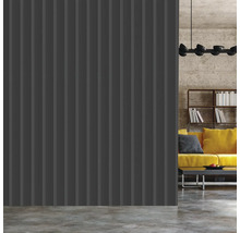 Wohnzimmer mit vertikal gerillter Wandverkleidung, Sofa und Bücherregal