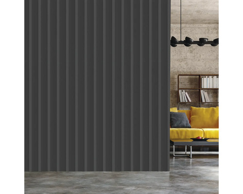 Wohnzimmer mit vertikal gerillter Wandverkleidung, Sofa und Bücherregal