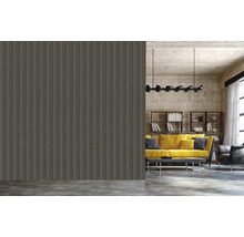 Wohnzimmer mit Wandpaneelen und gelbem Sofa