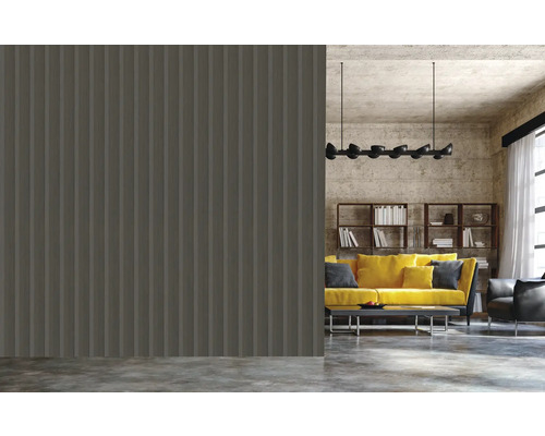 Wohnzimmer mit Wandpaneelen und gelbem Sofa