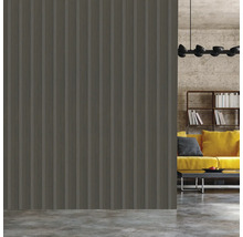 Wohnraum mit grauer Paneelwand und gelbem Sofa