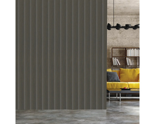 Wohnraum mit grauer Paneelwand und gelbem Sofa