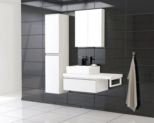 Modernes Badezimmerensemble mit Waschtisch, Spiegelschrank und Hochschrank