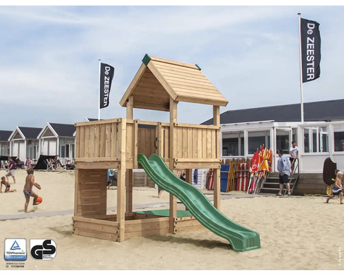 Spielplatz mit Rutsche aus Holz am Strand