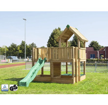 Spielturm mit Rutsche aus Holz im Garten
