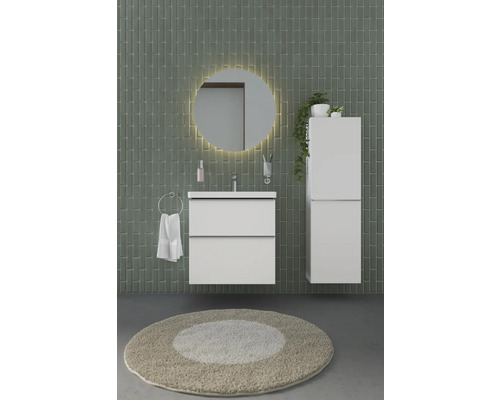 Badezimmer mit Waschbeckenunterschrank, Spiegelschrank, Handtuch und Teppich