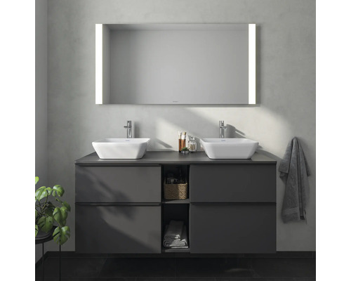 Badezimmer mit Doppelwaschtisch, Unterschrank und beleuchtetem Spiegel