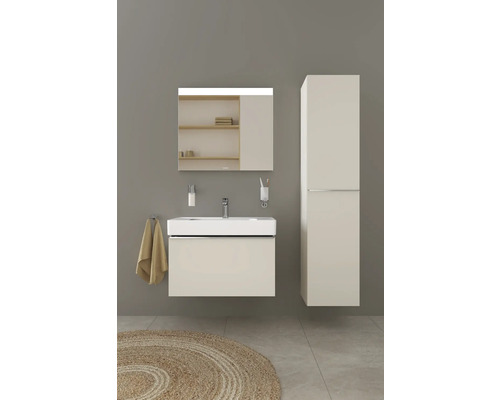 Badezimmer mit Waschtisch, Spiegel und Hochschrank