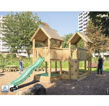 Spielplatz mit zwei Holztürmen, Rutsche und Sandkasten