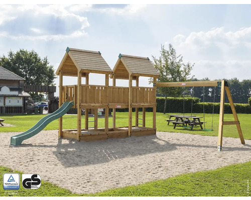 Spielplatz mit Rutsche, Schaukel und zwei Spieltürmen aus Holz