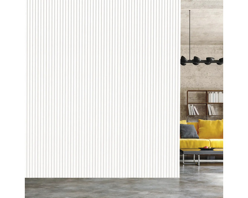 Innenraum mit Wandpaneelen in Streifenoptik, Sofa und Bücherregal