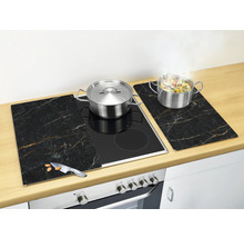 Herdabdeckplatten mit Marmoroptik, Kochtopf und Messer auf einer Küchenzeile