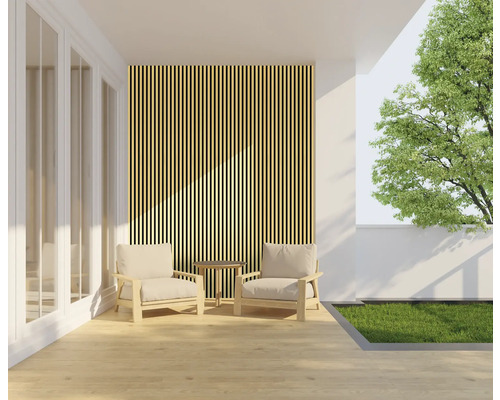 Terrasse mit Holzverkleidung, zwei Stühlen und einem Tisch