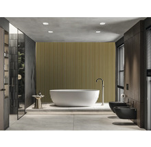Helles Badezimmer mit freistehender Badewanne, Toilette und Bidet