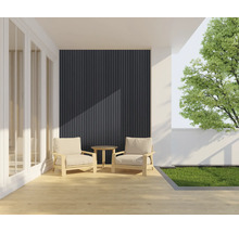 Terrasse mit zwei Sesseln, einem Tisch und einer Wandverkleidung