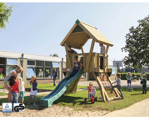 Spielplatz mit Turm, Rutsche und Kletternetz für Kinder im Freien