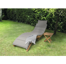 Garten Szene mit einer Holzliege, einer Auflage und einem Beistelltisch