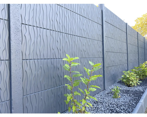 Sichtschutzzaun aus Beton mit Wellenmuster