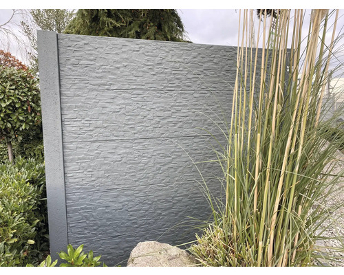 Gartenzaun mit Steinmuster und Bepflanzung