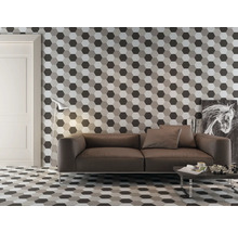 Wohnzimmer mit sechseckigen Fliesen an Wand und Boden, braunem Sofa und Beistelltisch