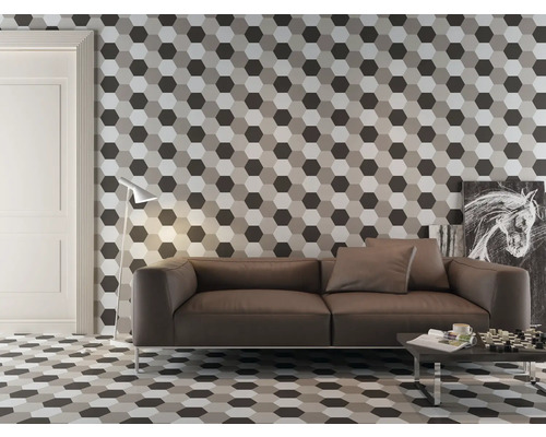 Wohnzimmer mit sechseckigen Fliesen an Wand und Boden, braunem Sofa und Beistelltisch