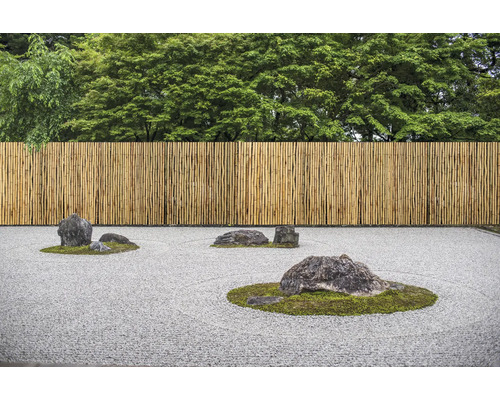 Zen-Garten mit Bambuszaun und Steinen auf Kies