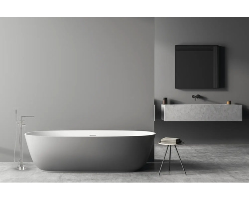 Modernes Badezimmer mit freistehender Badewanne, Waschtisch und Spiegel