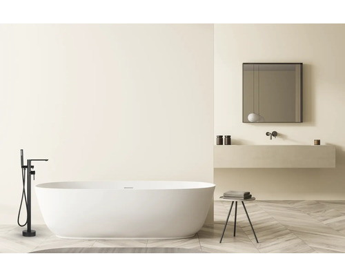 Modernes Badezimmer mit freistehender Badewanne, Armatur und Waschtisch