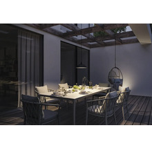 Terrasse mit Esstisch, Stühlen, Hängelampe und Hängesessel