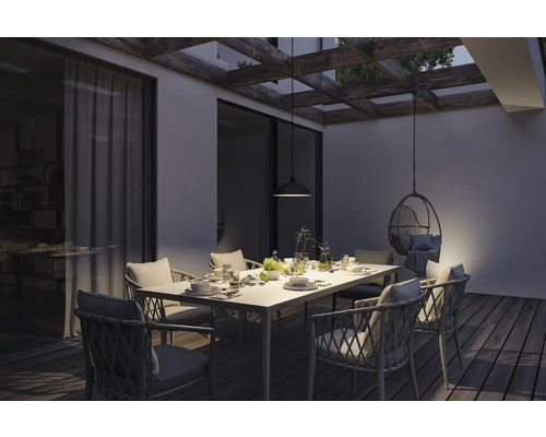 Terrasse mit Esstisch, Stühlen, Hängelampe und Hängesessel