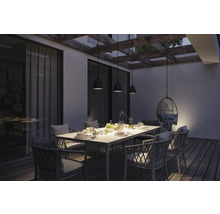 Terrasse mit Esstisch, Stühlen und Hängelampen unter einer Pergola