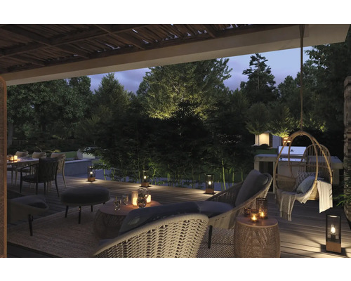 Abendliche Gartenszene mit Gartengarnitur, Hängelampe und Beleuchtung