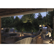 Beleuchtete Terrasse mit Gartenmöbeln, Essbereich und Hängekorb