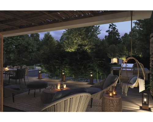 Beleuchtete Terrasse mit Gartenmöbeln, Essbereich und Hängekorb