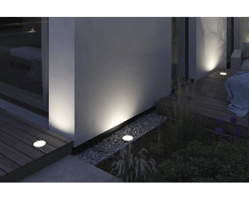 Szene mit eingebauten Bodenstrahlern zur Aussenbeleuchtung eines Hauses.