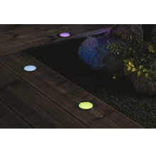 Szene mit mehreren LED Bodenleuchten in einem Garten.