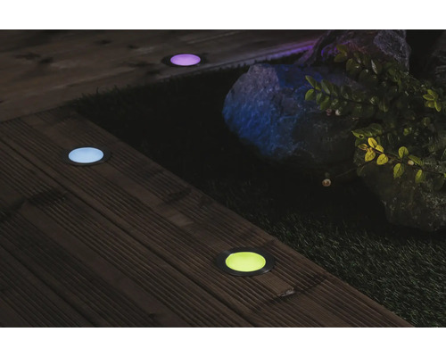 Szene mit mehreren LED Bodenleuchten in einem Garten.