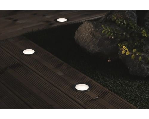 Bodeneinbaustrahler auf einer Holzterrasse