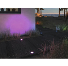 Terrasse mit farbiger Bodeneinbauleuchte, Außenbereich bei Nacht